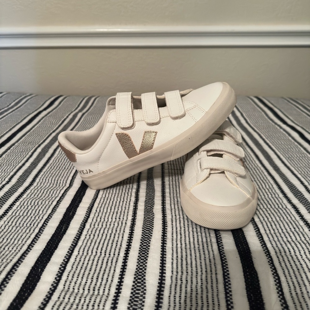 Veja RECIFE LEATHER WHITE PLATINE' White and Gold Sneakers - Women's size 7.5
